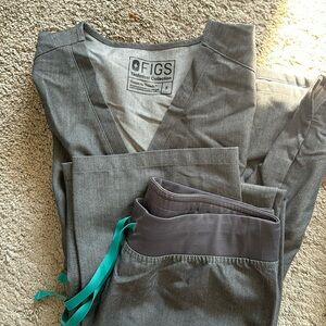 Figs Sz Small SET Basic 5 pocket top and Livingston basic pant Dark Heather Gray